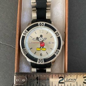 DISNEY Mickey Mouse Motion Hands Watch BIG Dial Model MK2086Excellent Condition